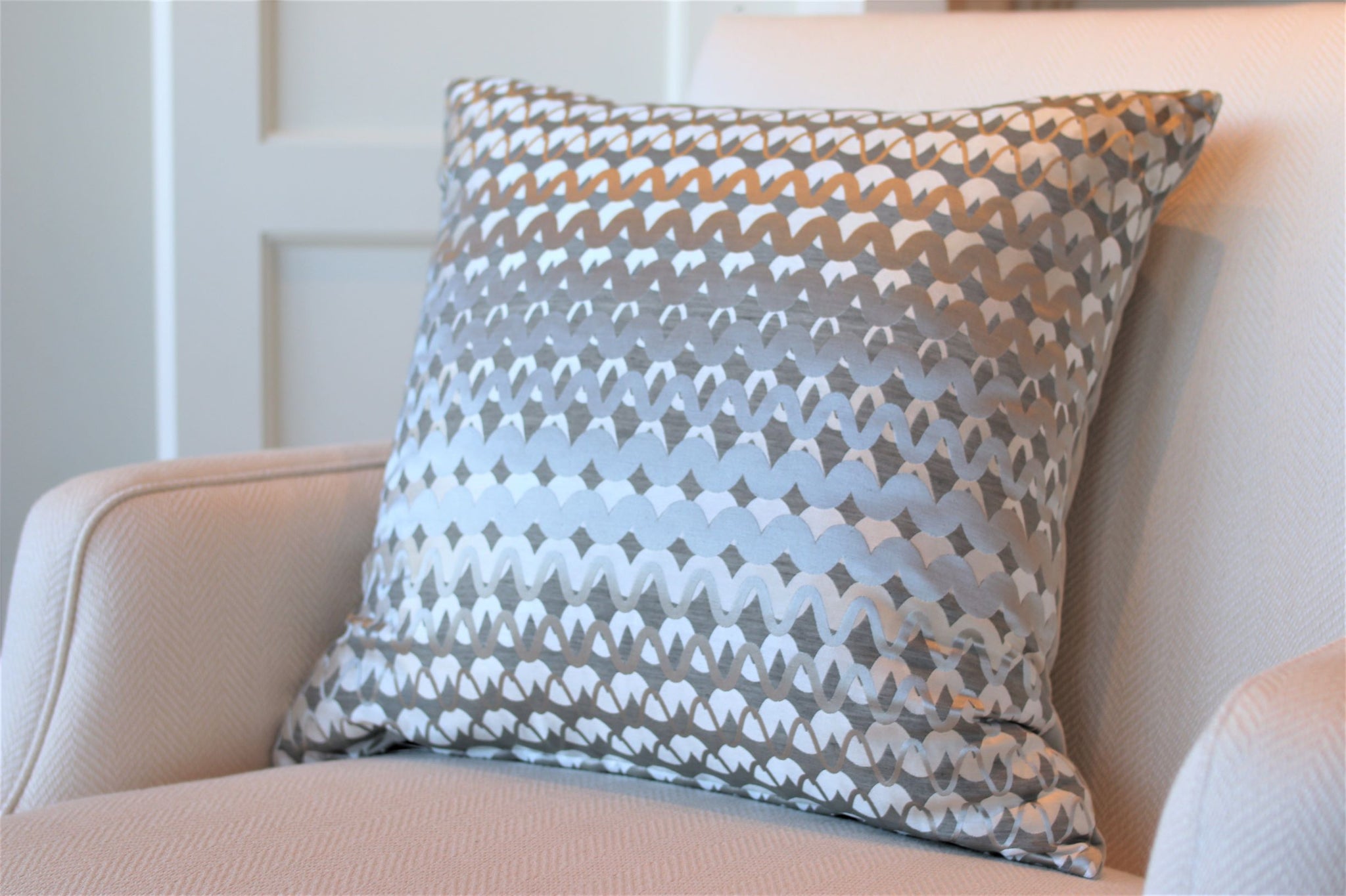 Silver Ripple w/ Grey Velvet 20"